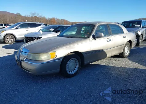 2002 Lincoln Town Car Signature из США, поврежденный, VIN 1LNHM82W22Y661083